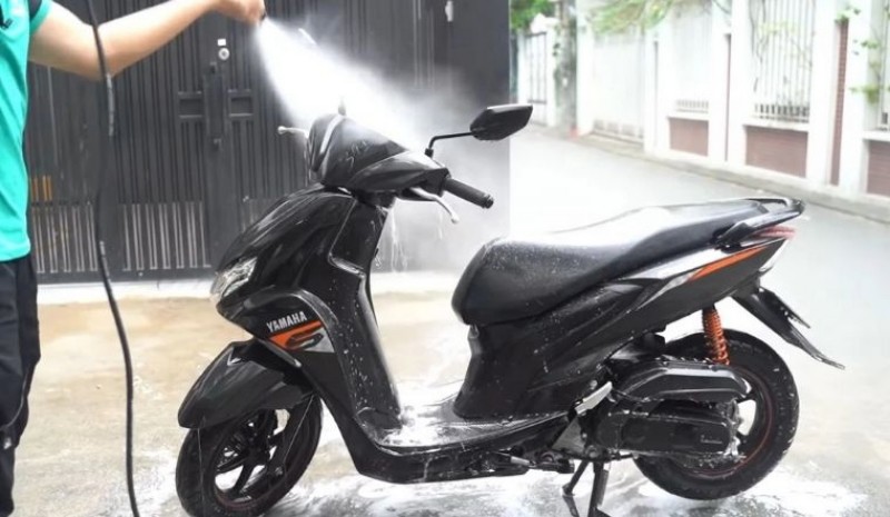 Không nên dội nước vào xe máy đang nóng do đi lâu dưới trời nắng. 