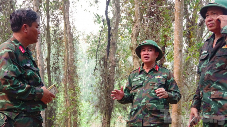 Đại tá Nguyễn Văn Ngành, Chỉ huy trưởng Bộ CHQS tỉnh Kiên Giang trực tiếp đến hiện trường nắm tình hình và chỉ đạo các lực lượng tổ chức nhiều biện pháp để dập lửa, ngăn đám cháy lây lan ra các khu vực khác.