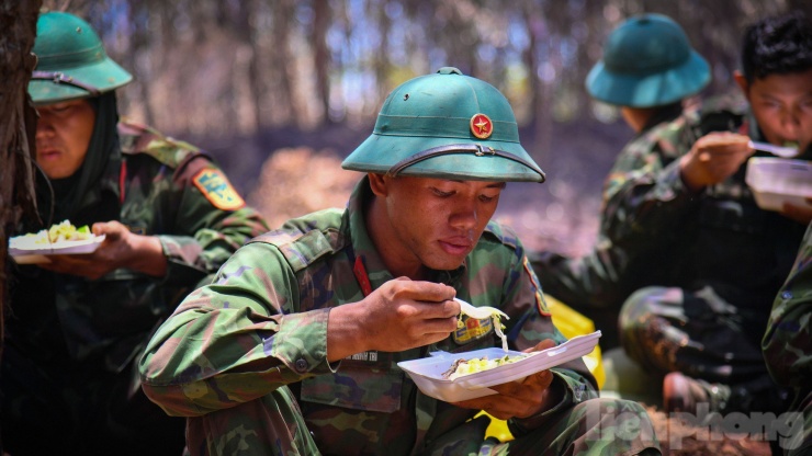 Bữa ăn vội với cơm hộp, bánh mì là khẩu phần ăn quen thuộc đối với các chiến sĩ trong những ngày tham gia chữa cháy.