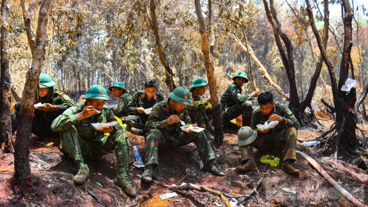 Gần 100 giờ chiến đấu với &#39;giặc lửa&#39;, khống chế vụ cháy rừng ở Kiên Giang - 8
