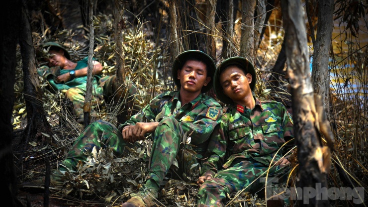 Gần 100 giờ chiến đấu với 'giặc lửa', khống chế vụ cháy rừng ở Kiên Giang - 10