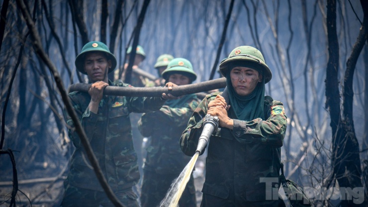 Bất chấp thời tiết khắc nghiệt, nhưng cán bộ, chiến sĩ vẫn chia thành nhiều mũi nhỏ để khoanh vùng, dập tắt đám cháy.