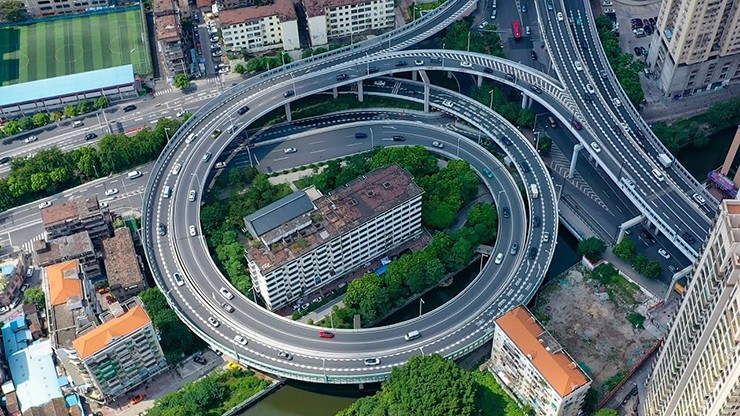 Tòa chung cư này từng bị gán mác là "tòa nhà cố chấp nhất Quảng Châu" chỉ vì một gia đình trong đó không chịu di dời, khiến nhà đầu tư phải làm lại cả một kế hoạch xây cầu vượt.
