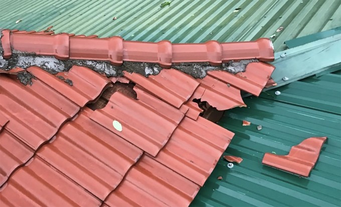 Một ngôi nhà ở huyện Tương Dương vỡ mái ngói sau trận mưa đá chiều 1/5. Ảnh: Hùng Lê