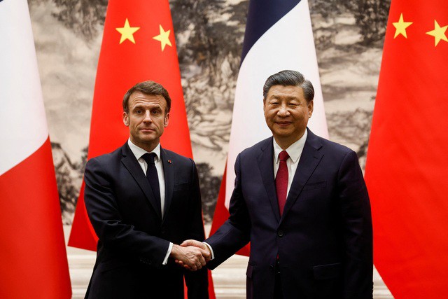 Chủ tịch Trung Quốc Tập Cận Bình (phải) và Tổng thống Pháp Emmanuel Macron tại thủ đô Bắc Kinh - Trung Quốc hồi tháng 4-2023 Ảnh: Reuters