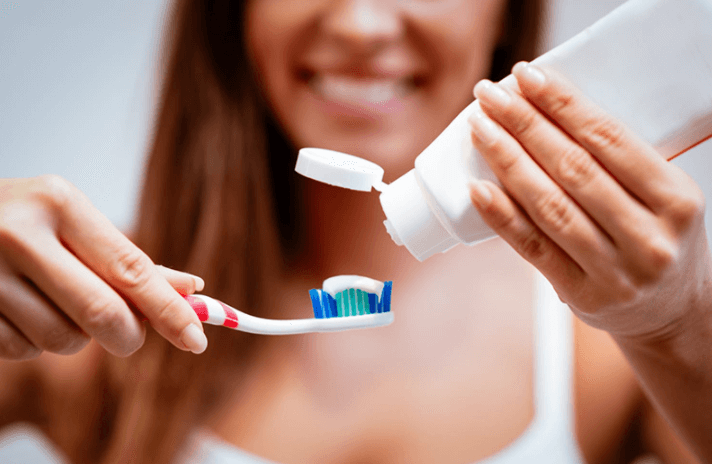 Nên vệ sinh răng miệng thường xuyên để phòng bệnh.