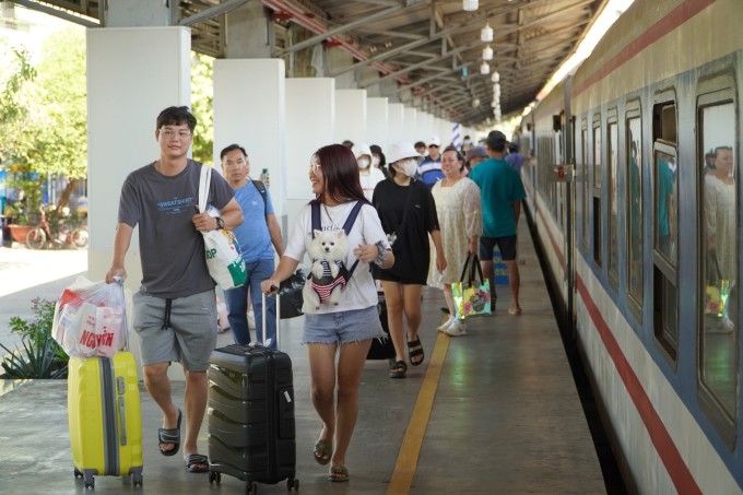 Hành khách đang lên tàu tại ga Sài Gòn, dịp lễ 30/4 vừa qua. Ảnh: Gia Minh