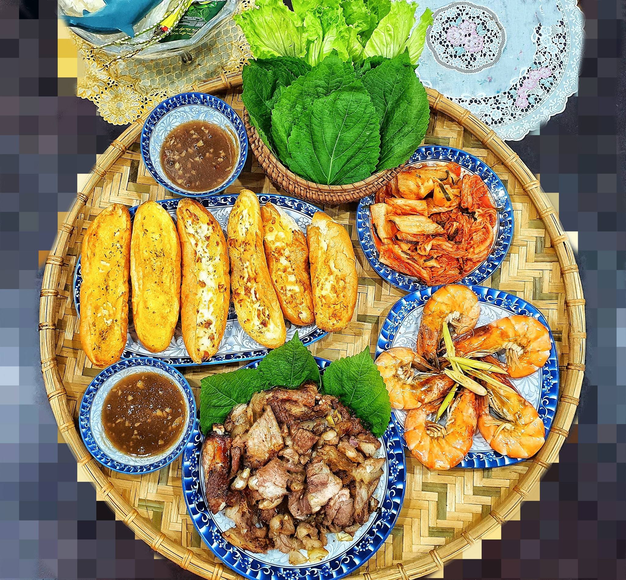 Thịt nướng + Tôm hấp + Bánh mì bơ phomai