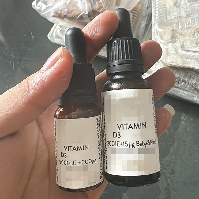 Lọ vitamin D 5000 IE +200 μg dành cho người lớn (bên trái) mà trẻ được cho uống nhầm (ảnh gia đình cung cấp).