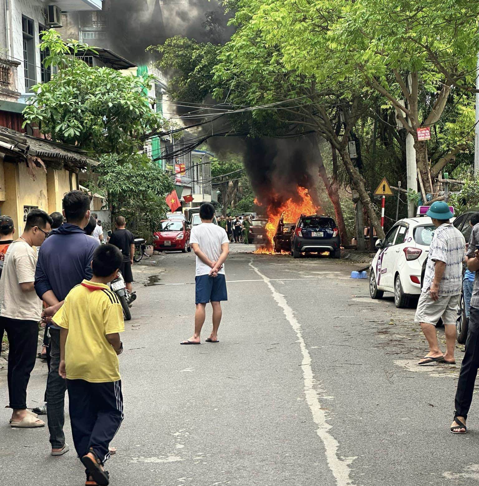 Chiếc ô tô BMW bốc cháy dữ dội.