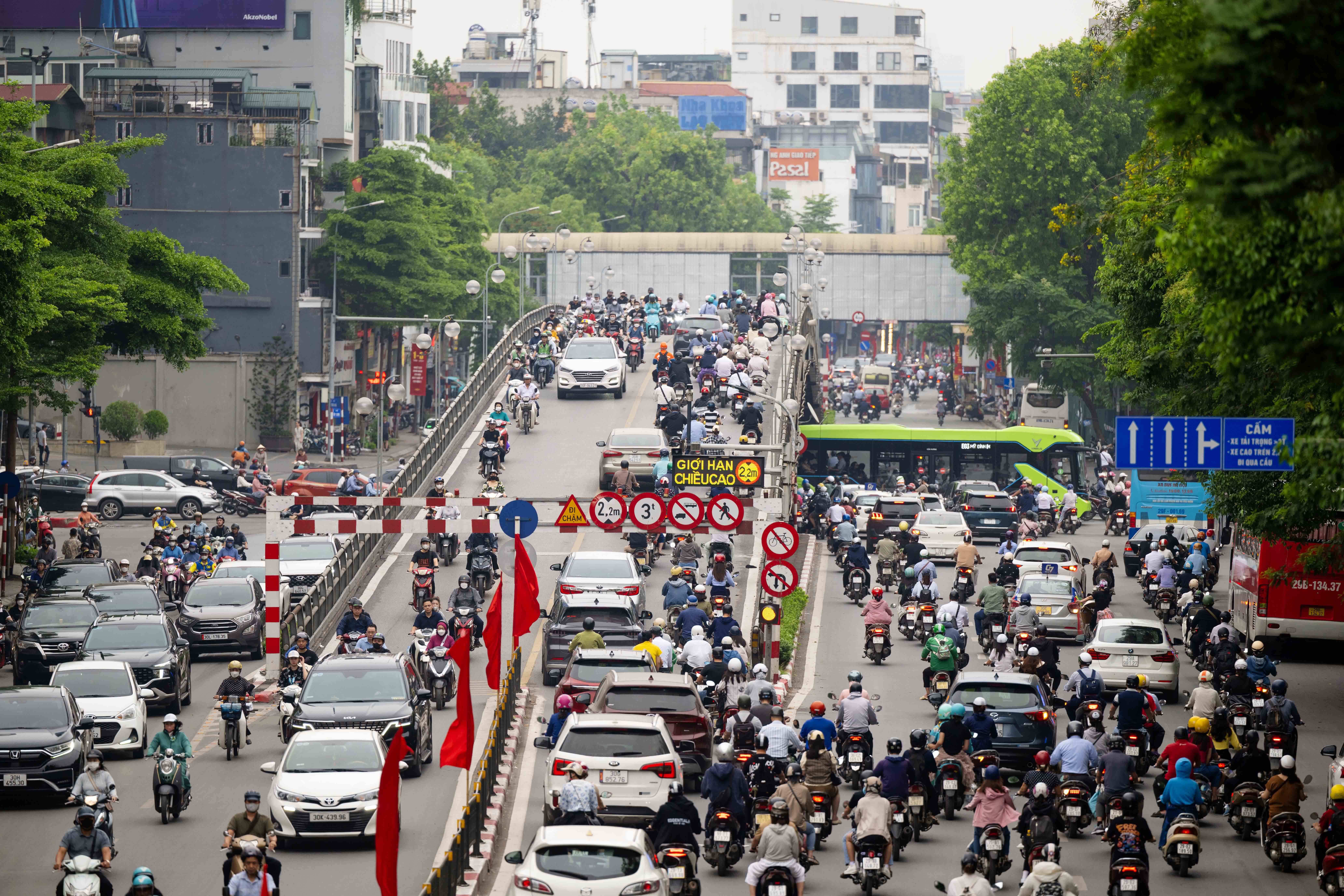Giao thông trên tuyến đường Tây Sơn - Nguyễn Lương Bằng đông đúc, các phương tiện di chuyển chậm