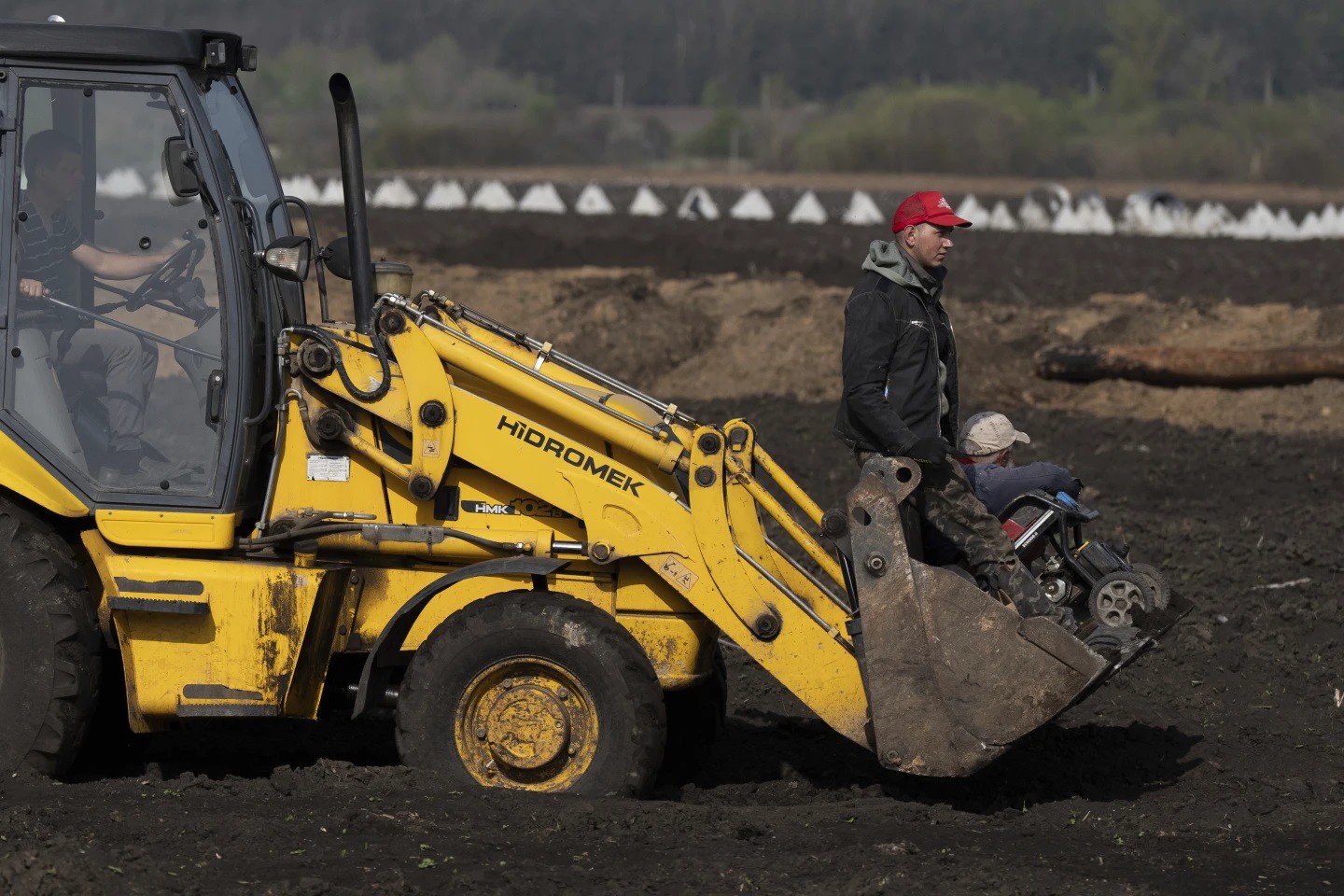 Công nhân Ukraine xây dựng phòng tuyến (ảnh: CNN)