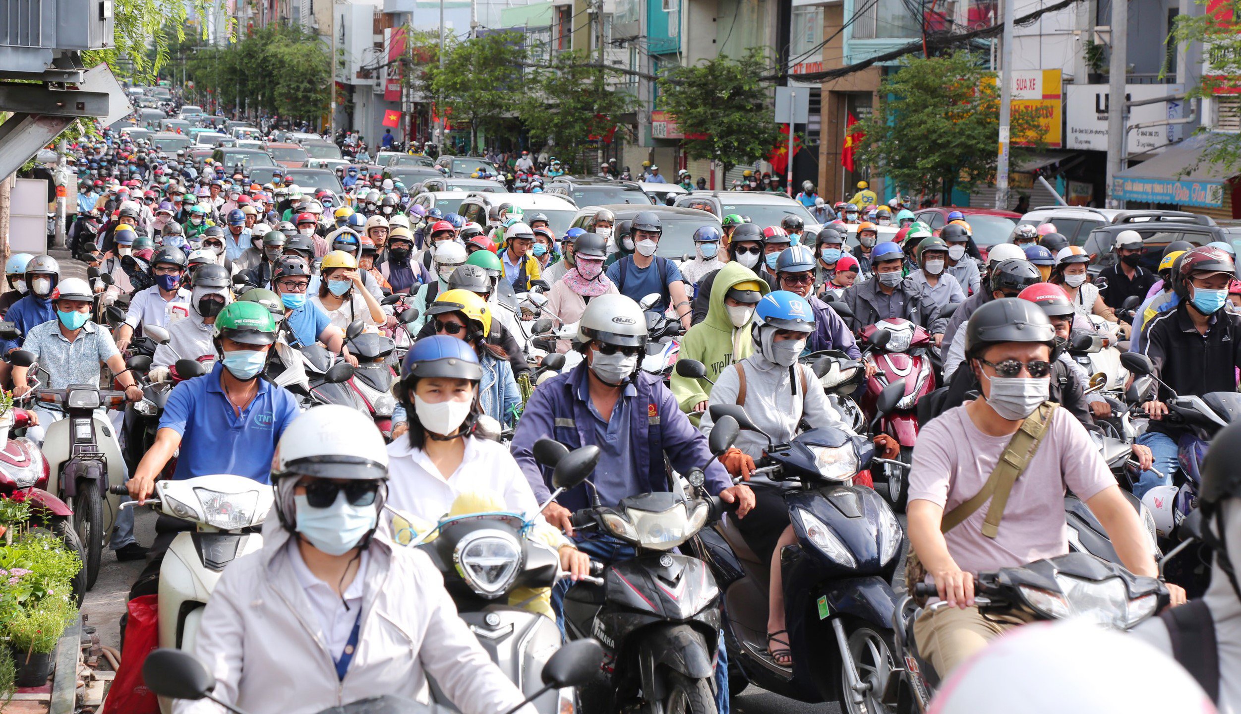 Từ sáng sớm, đường Đinh Bộ Lĩnh (quận Bình Thạnh) đã đông nghịt phương tiện di chuyển