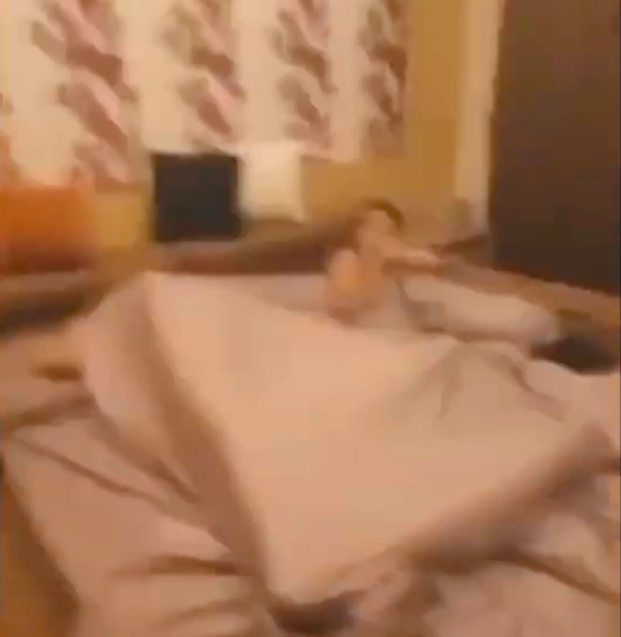 Bà Choeiwadkoh bị bắt quả tang trên giường (ảnh: SCMP)