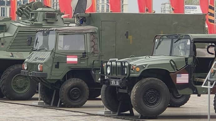 Xe quân sự đa dụng Pinzgauer M (thứ 2 từ phải sang) nằm trong số khí tài phương Tây được Nga trưng bày tại triểm lãm ở Moscow từ ngày 1/5.