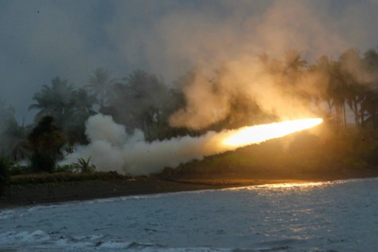 Rocket được phóng trong cuộc tập trận giữa Mỹ và Philippines hôm 2-5. Ảnh: Jeoffrey Maitem/SOUTH CHINA MORNING POST