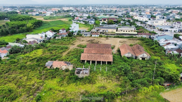 Công ty TNHH MTV Lâm nghiệp Trà Tân (gọi tắt là Công ty Trà Tân) nằm tại trung tâm huyện Tư Nghĩa, tỉnh Quảng Ngãi là doanh nghiệp 100% vốn nhà nước. Nhiều năm làm ăn thua lỗ, năm 2016 công ty buộc phải đóng cửa. Thủ tướng Chính phủ yêu cầu UBND tỉnh Quảng Ngãi tiến hành giải thể công ty theo quy định. Ảnh: Nguyễn Ngọc.