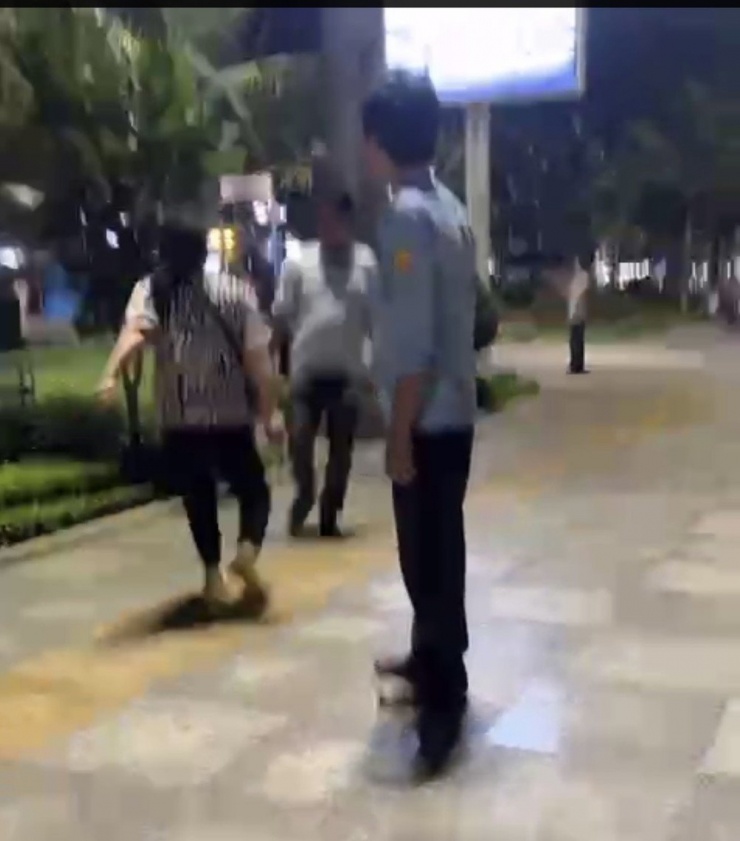 Người phụ nữ cầm dao đuổi thành viên Đội Trật tự đô thị TP Quy Nhơn, tỉnh Bình Định. Ảnh cắt từ clip.
