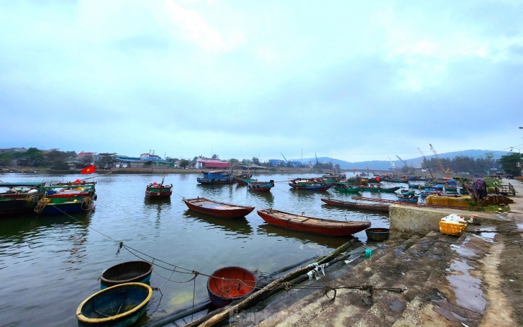 Bến cá Nghi Thủy nằm ở vị trí cuối nguồn sông Cấm thuộc phường Nghi Thủy (thị xã Cửa Lò, Nghệ An). Đây là nơi tàu thuyền của bà con ngư dân ra vào mỗi lúc đi biển đánh bắt hải sản.