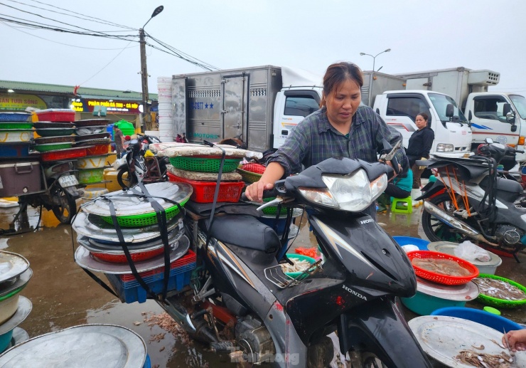 Sau khi mua được đầy chiếc xe, bà Đỗ Thị Hồng (50 tuổi, trú phường Nghi Thủy) lại gói ghém cẩn thận lên chiếc xe máy rồi mang đi các chợ lớn trên địa bàn như huyện Nghi Lộc, thành phố Vinh để bán.