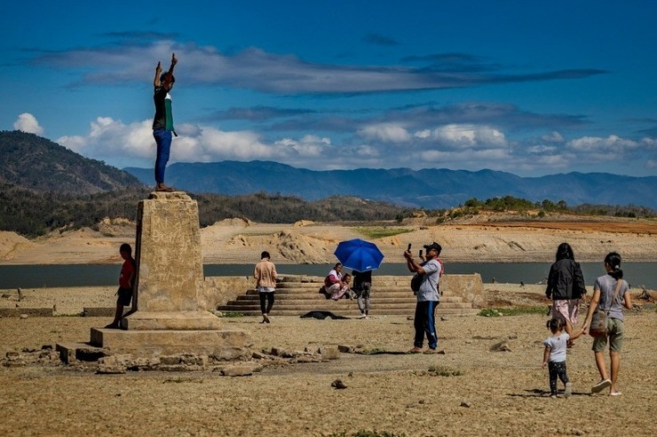 Người dân hào hứng tham quan thị trấn cổ gần 300 tuổi. Ảnh: The Sun và Getty Images