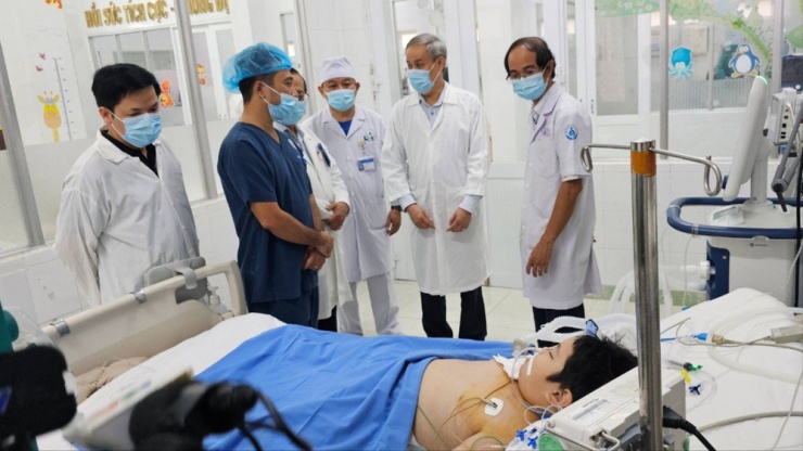Đoàn của Bộ Y tế thăm bệnh nhân bị ngộ độc tại Bệnh viện Nhi Đồng Nai. Ảnh: Vũ Hội