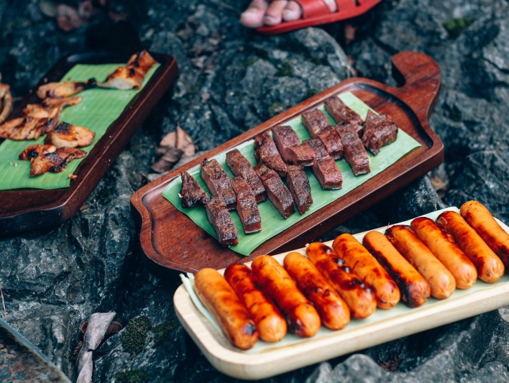 Du khách có thể chuẩn bị đồ ăn từ trước hoặc nướng BBQ ngay bên dòng thác. Ảnh: Vũ Thùy Dương.