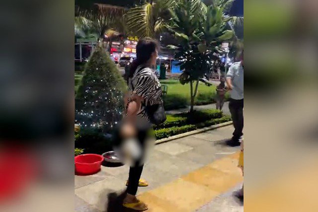 Người phụ nữ dùng dao đe dọa cán bộ trật tự đô thị tại công viên biển TP Quy Nhơn. Ảnh cắt từ clip