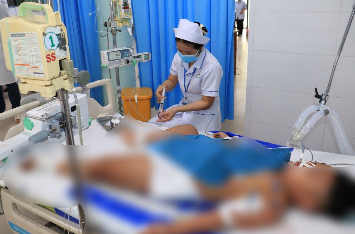 Các bác sĩ Bệnh viện Nhi đồng Đồng Nai khám và theo dõi sức khỏe cho bé T.Đ.N.A. Một trong những trường hợp nghi ngộ độc sau ăn bánh mì tại cơ sở trên. Ảnh Thanh Tú (CDC Đồng Nai)