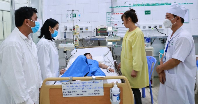 Bà Đặng Thị Minh Nguyệt, Bí thư Thành ủy Long Khánh (nữ, áo trắng) thăm hỏi bệnh nhi đang điều trị tại BV Nhi đồng Đồng Nai. Ảnh: Thái Hà