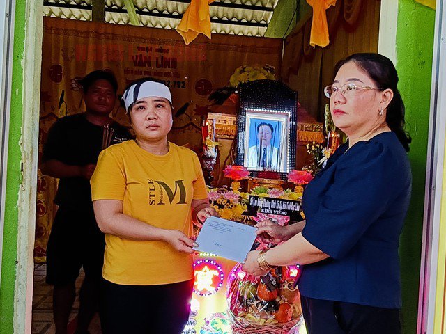 Đại diện Sở Lao động - Thương binh và Xã hội tỉnh Bạc Liêu thăm hỏi, hỗ trợ gia đình ông C.