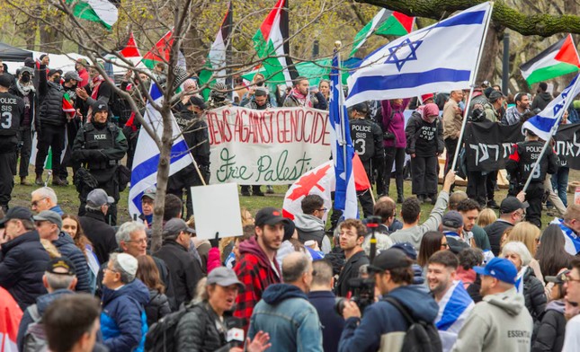 Cảnh sát đứng giữa nhóm phản biểu tình và khu cắm trại biểu tình ủng hộ người Palestine tại khuôn viên Đại học McGill ở Montreal, Quebec, Canada, ngày 2/5.