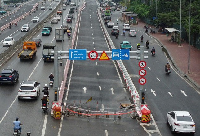 Nhiều người dân sống tại Thủ đô thường xuyên qua lại nút giao thông Mai Dịch đang rất bất ngờ, khó hiểu khi thấy hai cầu vượt thép xây dựng xong lại quây rào.