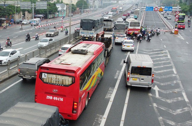 Thậm chí nhiều người bức xúc khi đi trên đường và cầu vượt ùn tắc, nhưng hai cầu vượt mở rộng làn xe bị bỏ không.