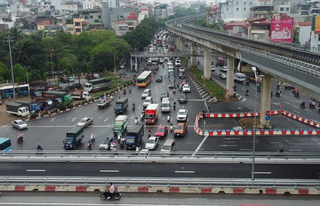 Ùn tắc tại nút giao Mai Dịch kéo dài sang cả các tuyến đường Hồ Tùng Mậu, Xuân Thủy trong sáng 3/5.