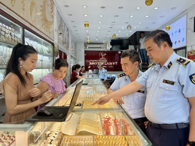 Lực lượng QLTT kiểm tra một tiệm vàng ở Hà Nội