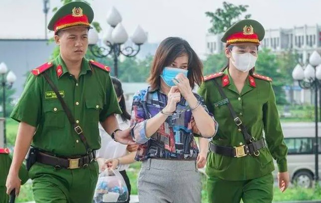 Bị can Phạm Bích Hằng bị dẫn giải đến tòa trong vụ án Chuyến bay giải cứu.
