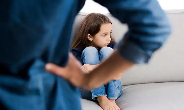 Một trong những hậu quả có khả năng xảy ra đó là khi trẻ bị cha mẹ la mắng thường xuyên sẽ rơi vào trạng thái trầm cảm. Ảnh minh họa