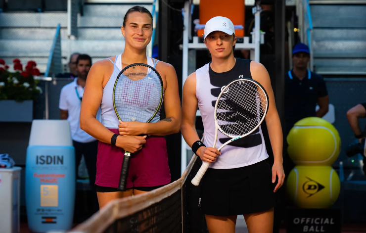 Swiatek (bên phải) có cơ hội đòi nợ Sabalenka (trái) tại chung kết Madrid Open 2024