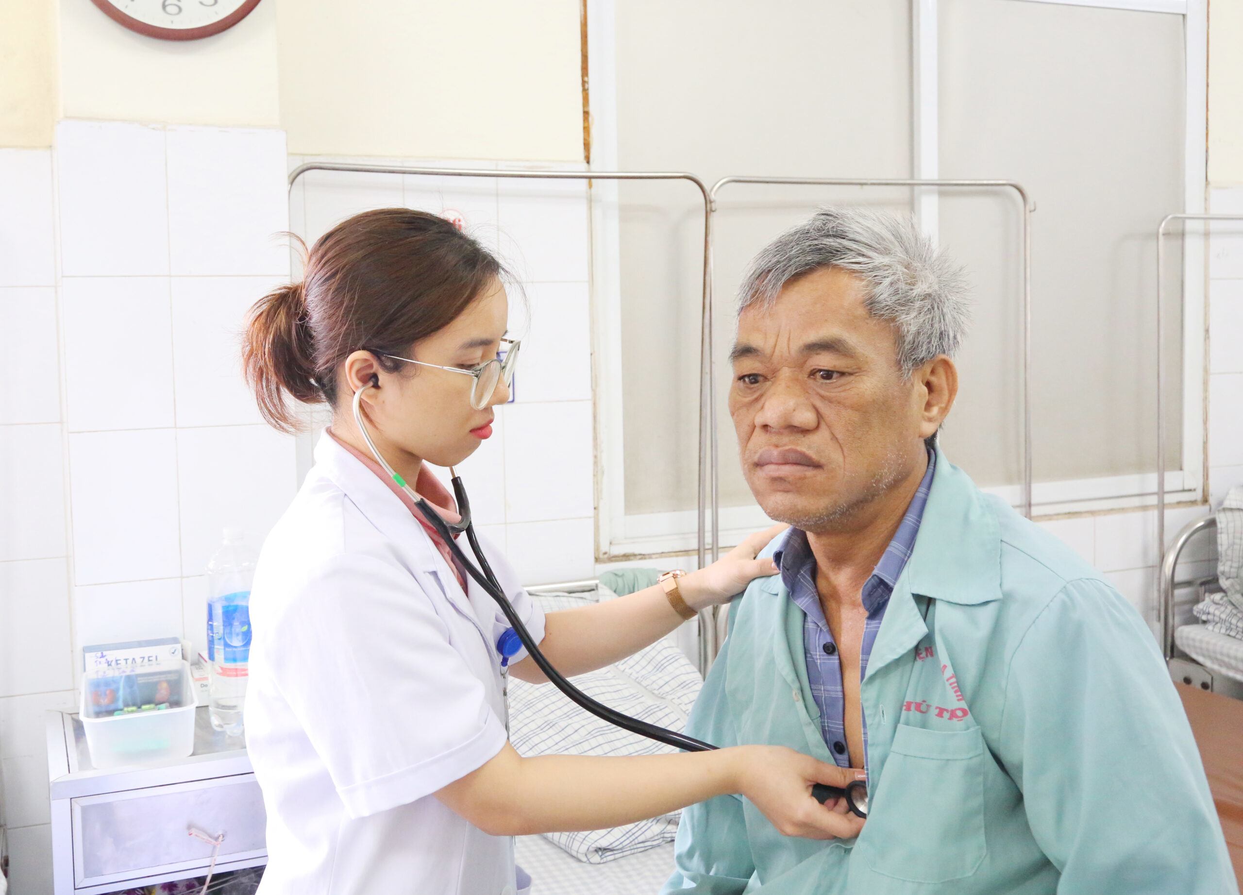 Thạc sĩ – Bác sĩ nội trú Nguyễn Thị Lan Hương thăm khám cho bệnh nhân có cả 