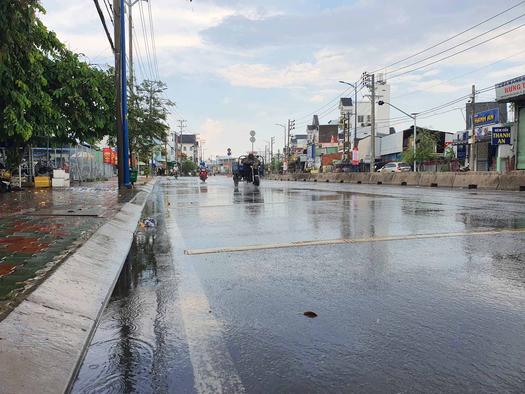 Tại các tuyến đường như: Đặng Thúc Vịnh, Nguyễn Văn Bứa, Quốc lộ 22, Tô Ký… nước mưa đã chảy thành dòng
