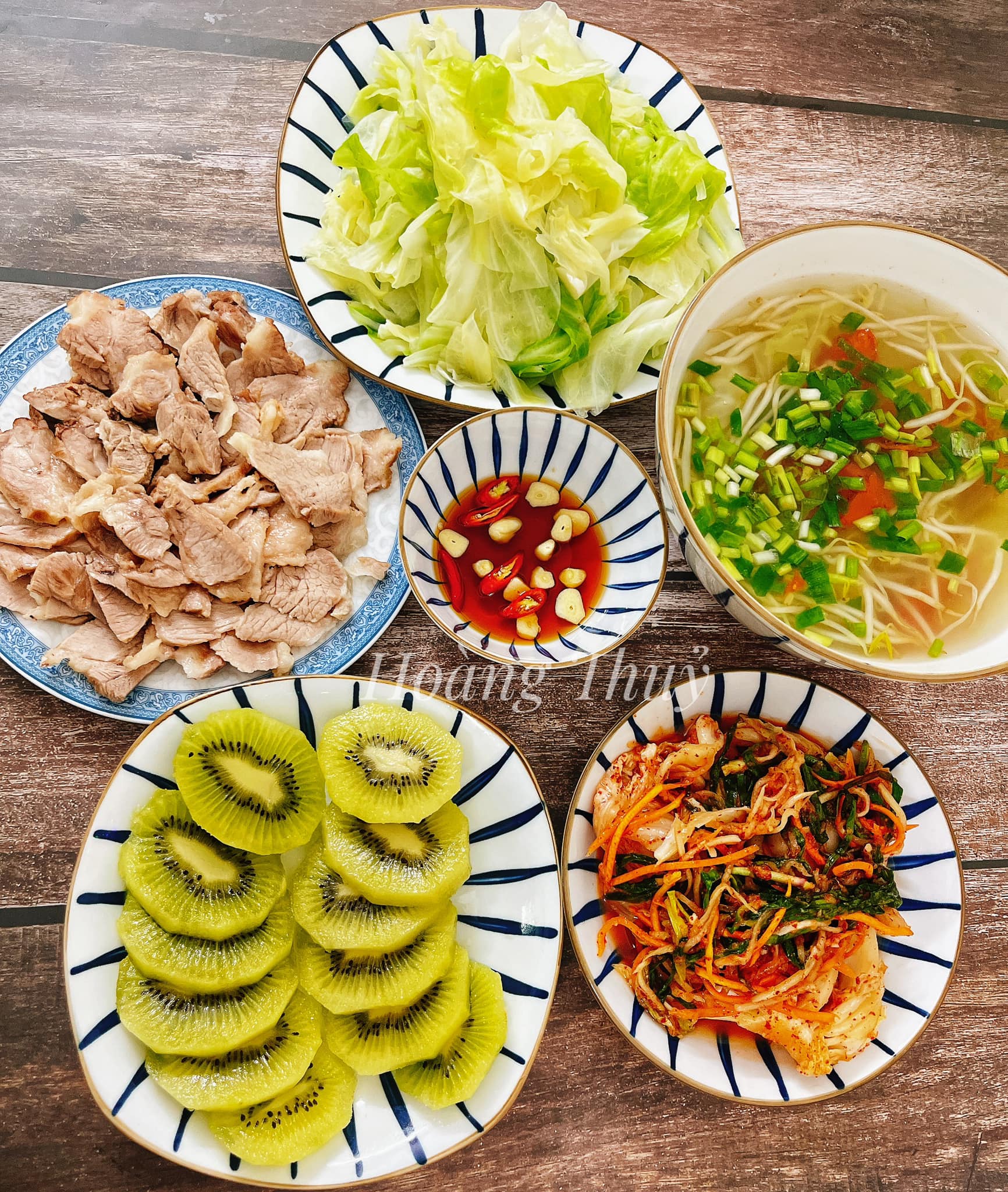 Thịt luộc + Kim chi + Canh chua giá đỗ + Bắp cải luộc + Kiwi tráng miệng