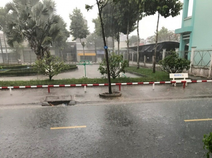 Cơn mưa đầu mùa xuất hiện ở các địa phương trên địa bàn tỉnh Long An. Ảnh: HD