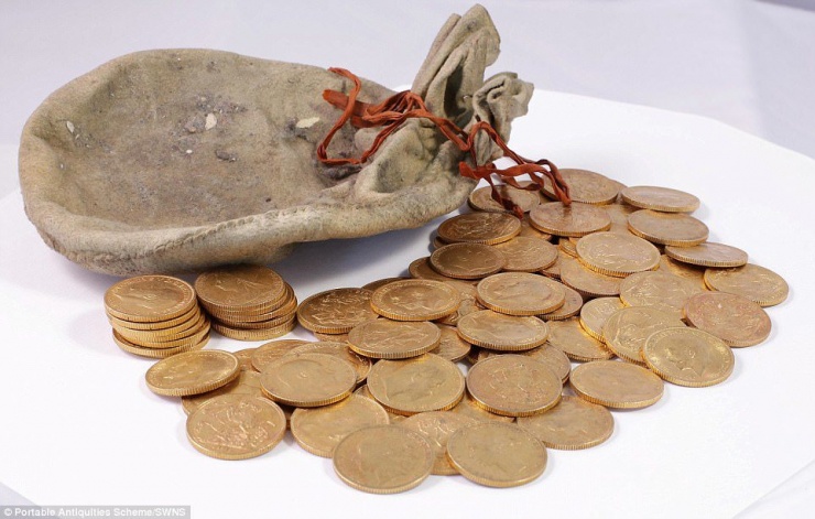 Kho báu gồm 913 đồng tiền vàng và một có niên đại từ năm 1847 đến năm 1915
