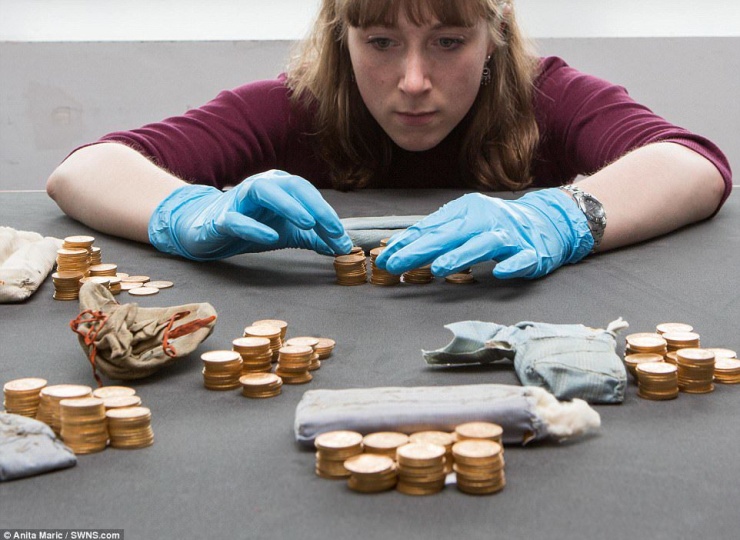 Những đồng xu được tìm thấy có 91,7% là vàng nguyên chất, phần lớn có niên đại từ thời Nữ hoàng Victoria.