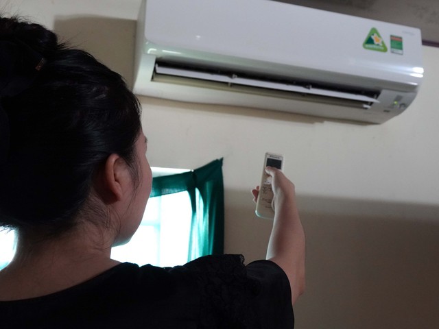 Sử dụng máy lạnh trong điều kiện nắng nóng làm tiêu tốn rất nhiều điện năng. Ảnh: HOÀNG TRIỀU