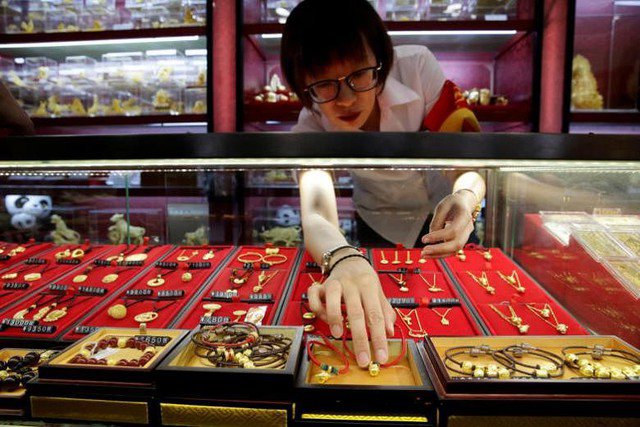 Người tiêu dùng Trung Quốc đã mua 603 tấn trang sức vàng vào năm ngoái, tăng 10% so với năm 2022. Ảnh: Reuters