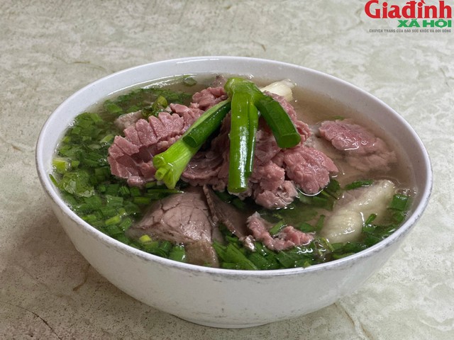 Phở Hà Nội là món ăn nổi tiếng lâu đời.