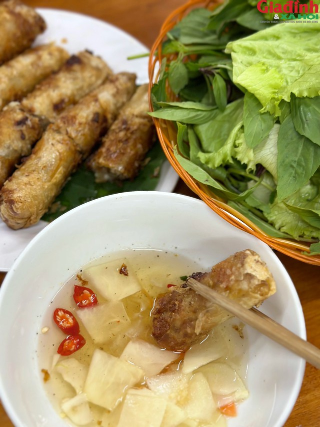 Bún chả chấm Hà Nội.