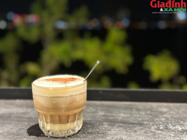 Café trứng - Món đặc sản Hà Nội.